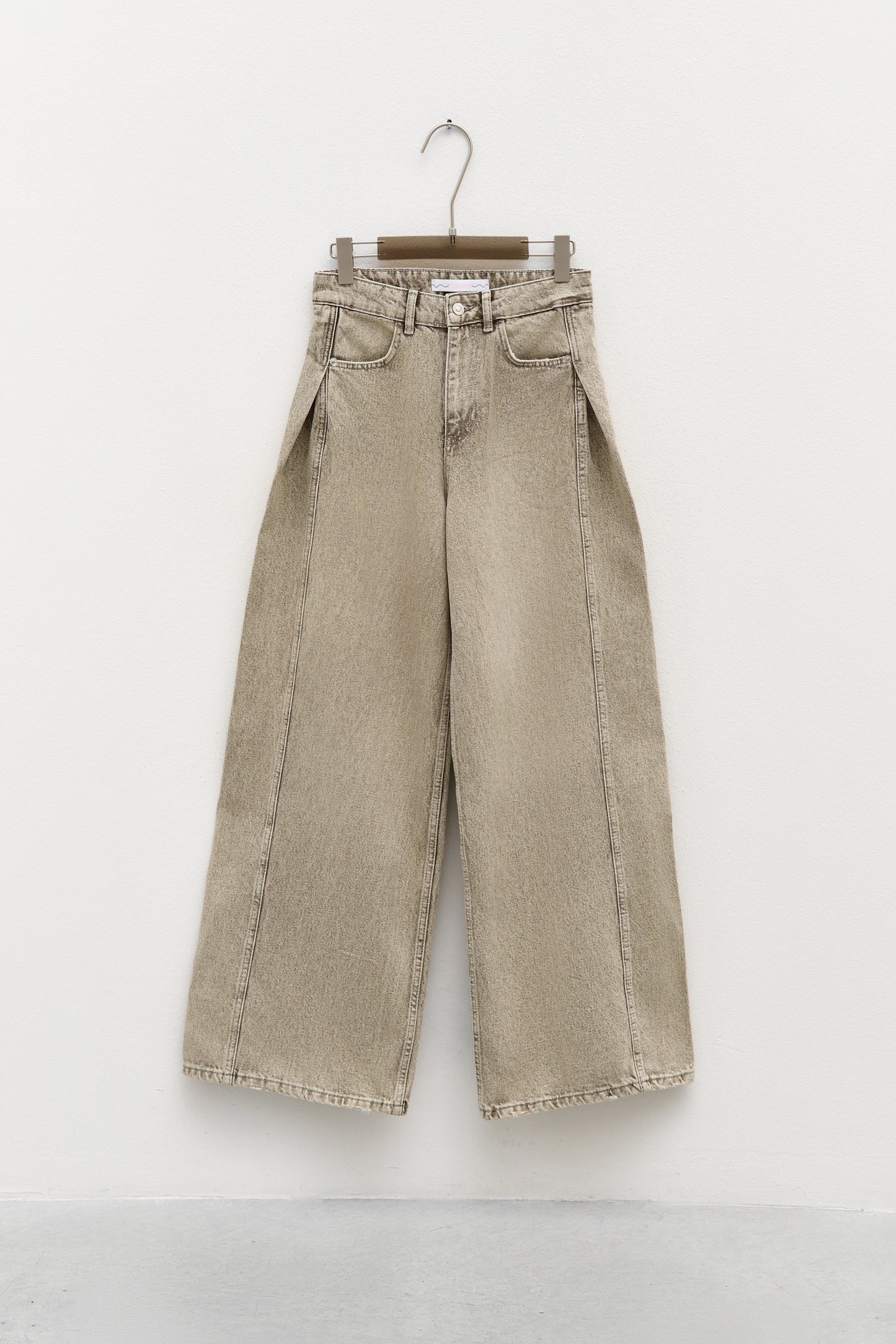 Lumina High-waisted jeans with Pleat Detail